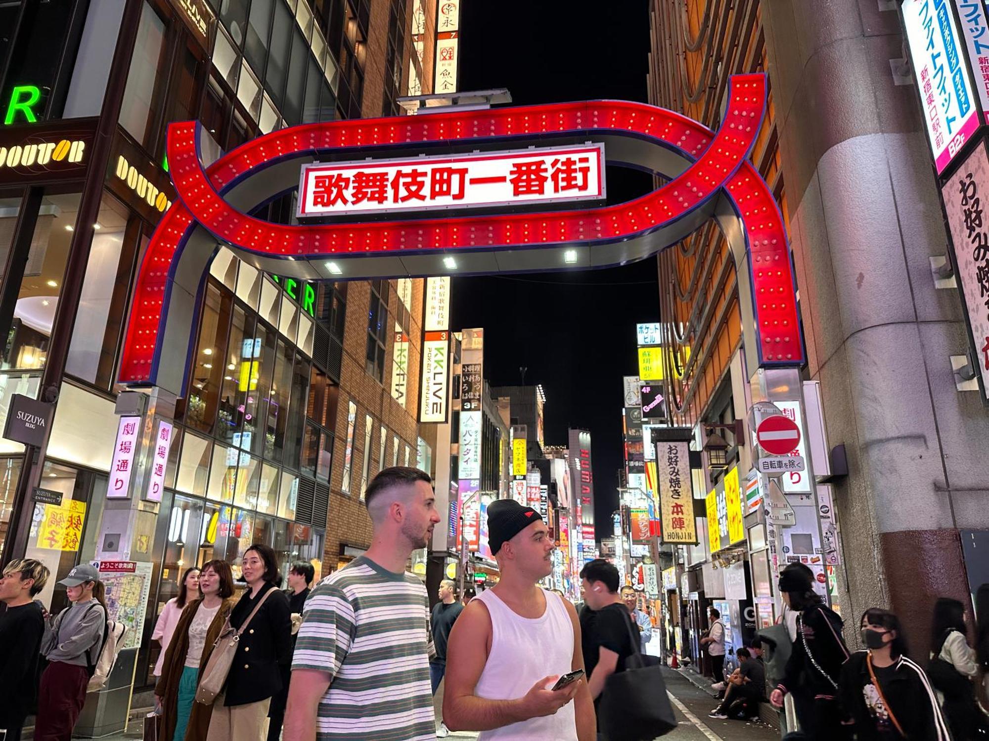 新宿超繁华地域歌舞伎町68平方3个卧室-步行3分到歌舞伎町-新宿站9分-东新宿站4分-涩谷直达-最多可住8人 Homestay *